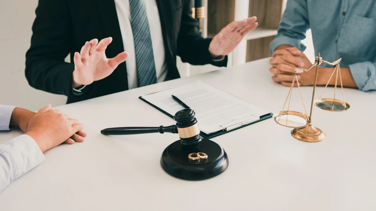 Divorce et biens en indivision : Comment protéger vos intérêts et répartir équitablement le patrimoine commun